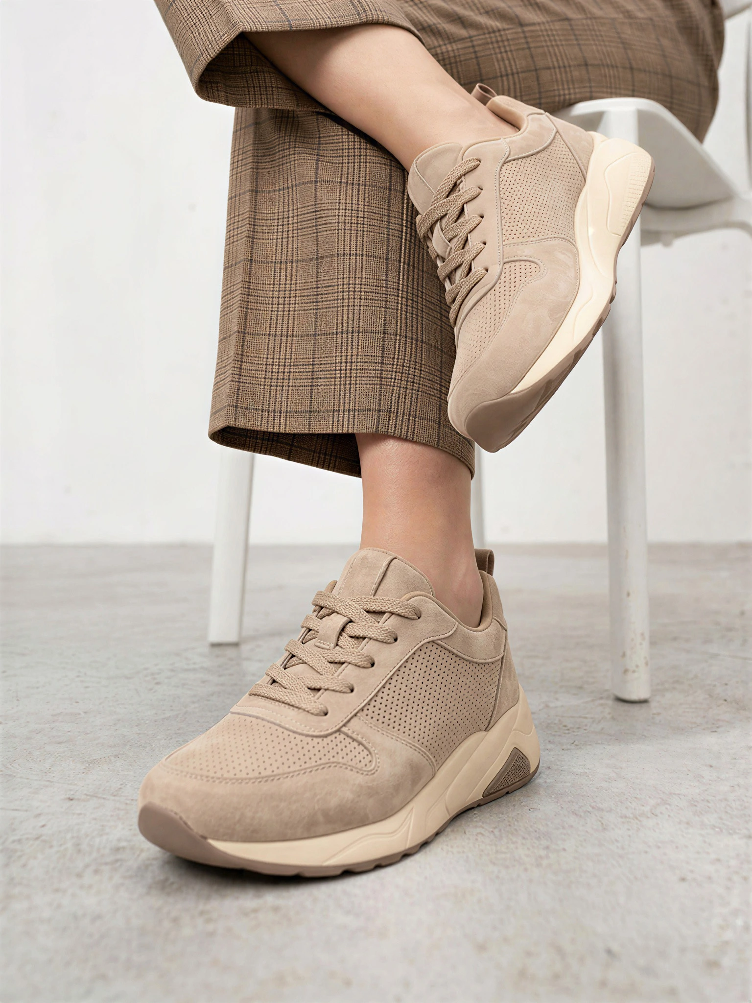 Кроссовки бежевого цвета с перфорацией на средней платформе